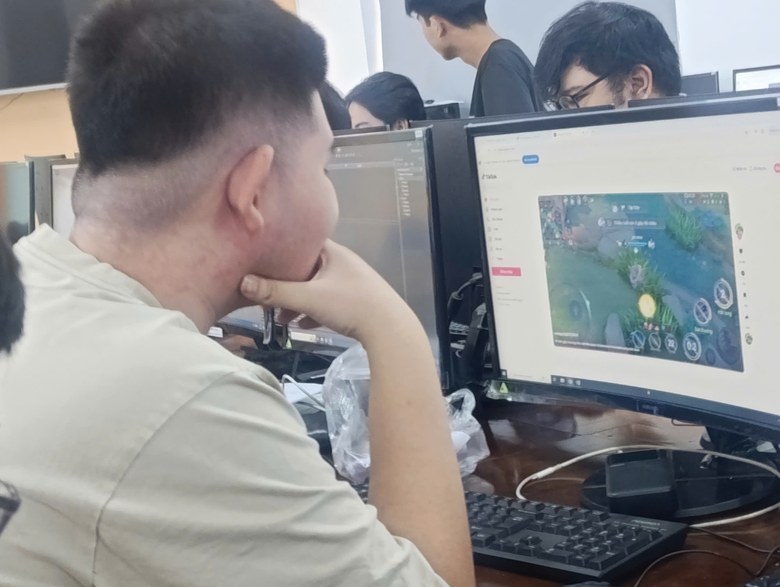 nhân viên làm việc năng suất